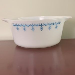 Pyrex snowflake garland #474 B 1 1/2 QT Cinderella garland  - VGUC no lid​​​